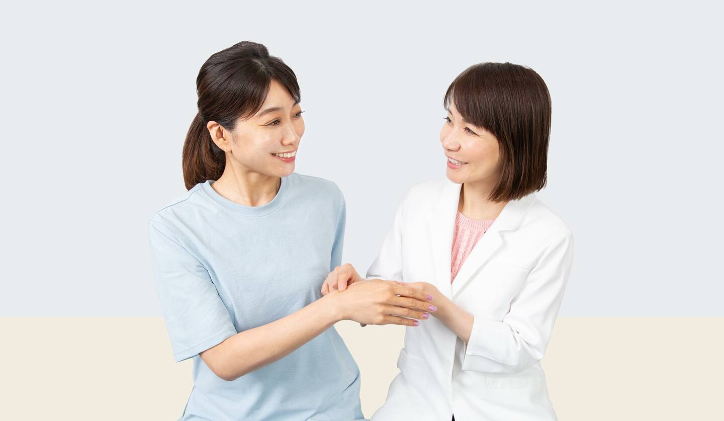 二人の女性　ツボメソッドの指導をしている