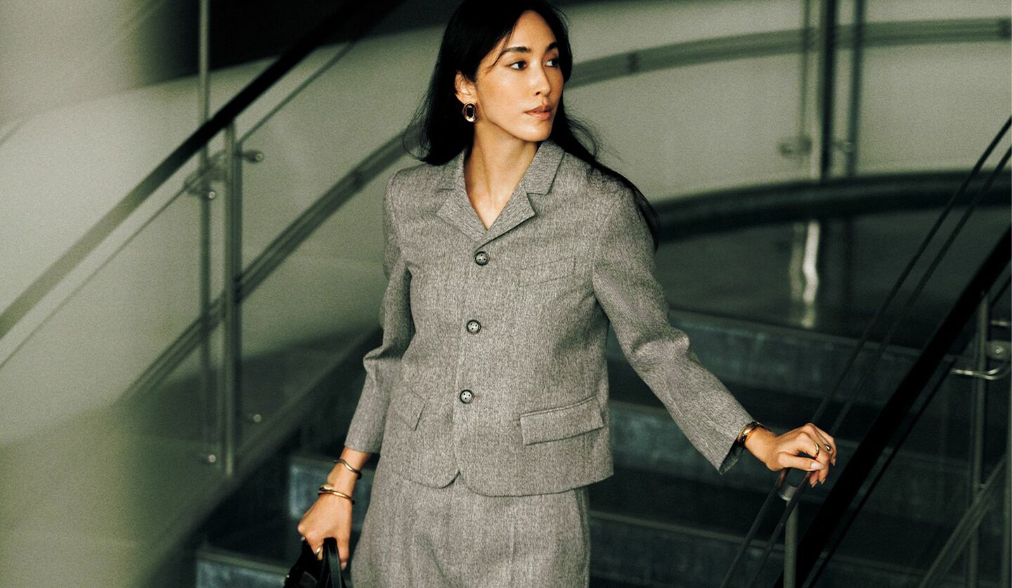 この秋選びたいのは、知的でいて、堅くなりすぎない、優美さのあるセットアップスーツ。「トッズ」を纏った立野リカさん