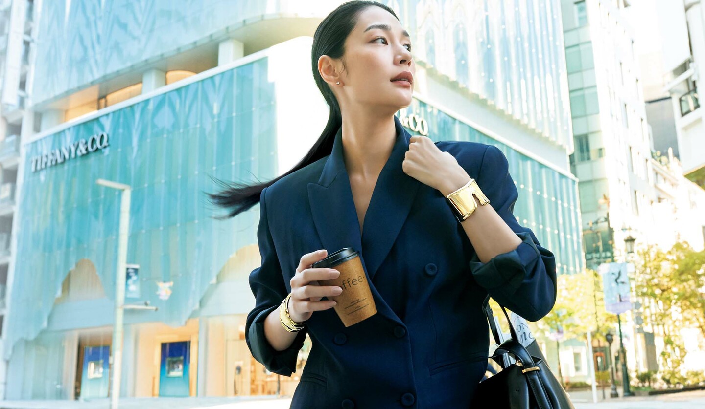 ティファニーのジュエリーを着用したモデルの大塚まゆかさん