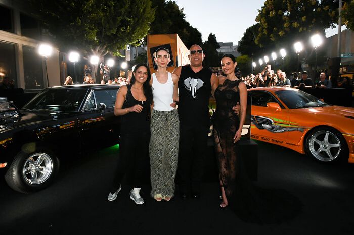 左からミシェル・ロドリゲス、メドウ・ウォーカー、ヴィン・ディーゼル、ジョーダナ・ブリュースター。メドウ・ウォーカーは、『ワイルド・スピード』シリーズでメインキャストを務めたポール・ウォーカー（2013年逝去）の娘。モデルとして活躍しているほか、『ワイルド・スピード／ファイヤーブースト』（2023年公開）にカメオ出演している。
