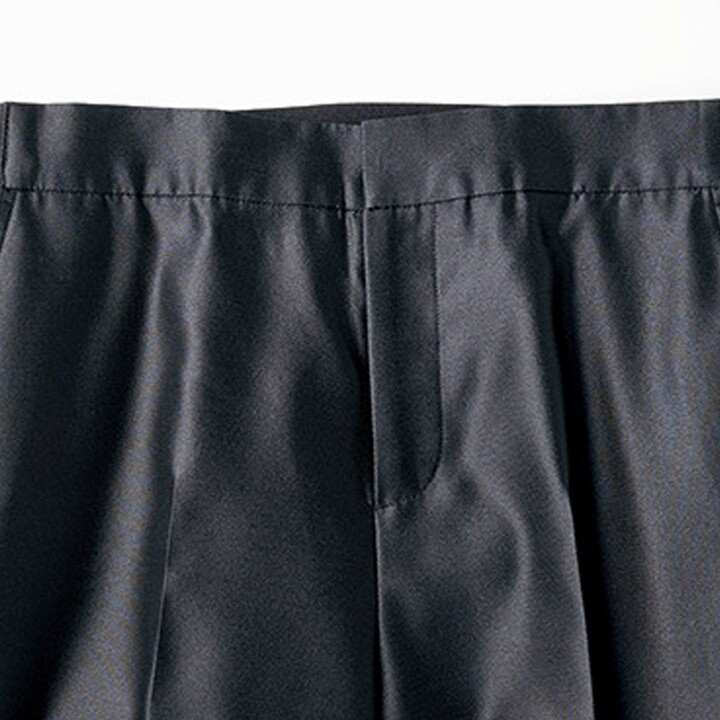 エムフィルの黒パンツのクローズアップカット