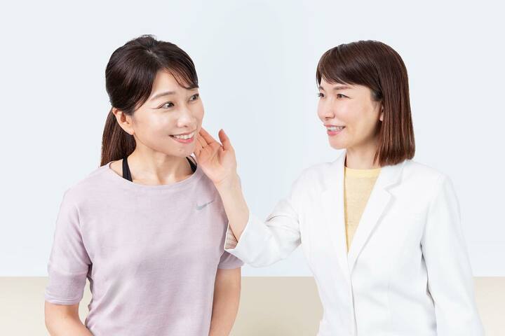 ２人の女性　トレーニングの指導をしている