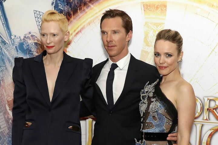 左から共演のティルダ・スウィントン、ベネディクト・カンバーバッチと。