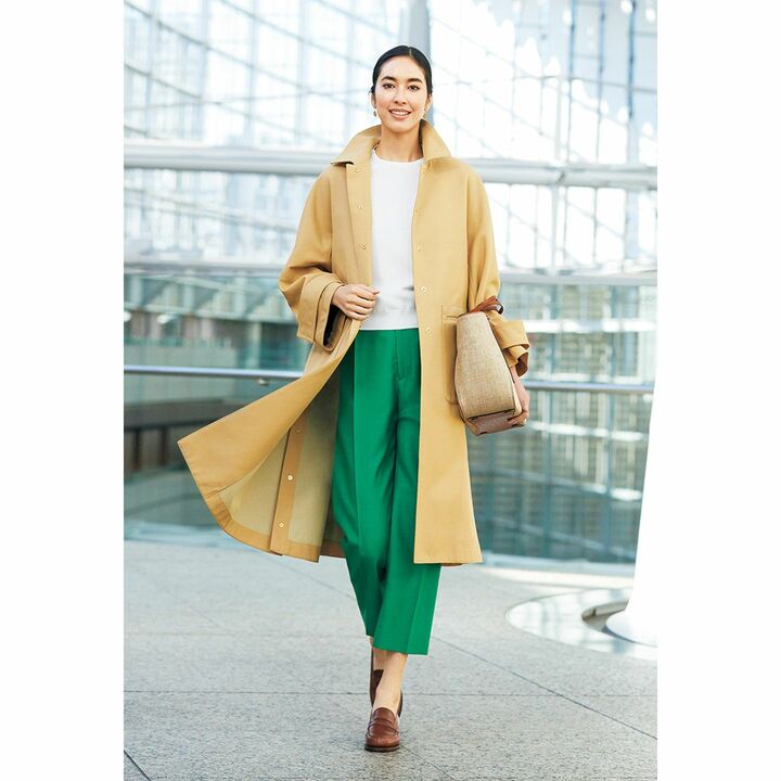 パンツ￥45,000・コート［共布ベルト付き］￥160,000・ニット￥44,000（ドゥロワー 六本木店〈ドゥロワー〉）、ピアス￥80,000（ヌキテパ　青山店〈ウパラ〉）、バッグ￥156,000（JIMMY CHOO）、靴￥168,000／オーダー価格（J.M. WESTON 青山店）　[Precious2020年3月号82ページ]