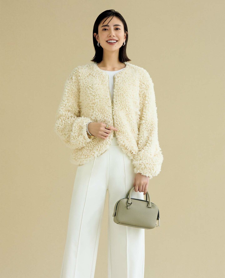 ヘルノのアウターを着用したモデルの土屋巴瑞季さん