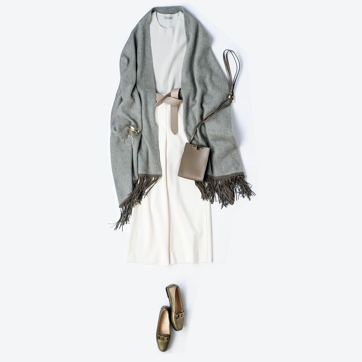 ミニサイズの バッグで軽快さ をプラス！ グレー、オフ白、グレージュ… 美しいトーンをカジュアルで小粋に モカベージュのフリンジ付きストールが、装いをリズミカルに見せる立役者。グレージュのバッグやベルト、ブロンズ系の靴も小粋なアクセントに。〝ASAUCE MELER〟のストール￥45,000・〝Theory luxe〟のニット￥20,000・パンツ￥32,000・ベルト￥8,000（Theory luxe）　バッグ￥58,000（八木通商ZANCHETTI事業部〈ザンケッティ〉）　バングル［太］各￥21,000・［細］各￥20,000（チャン ルー ジャパン ショールーム）　靴￥79,000（トッズ・ジャパン）