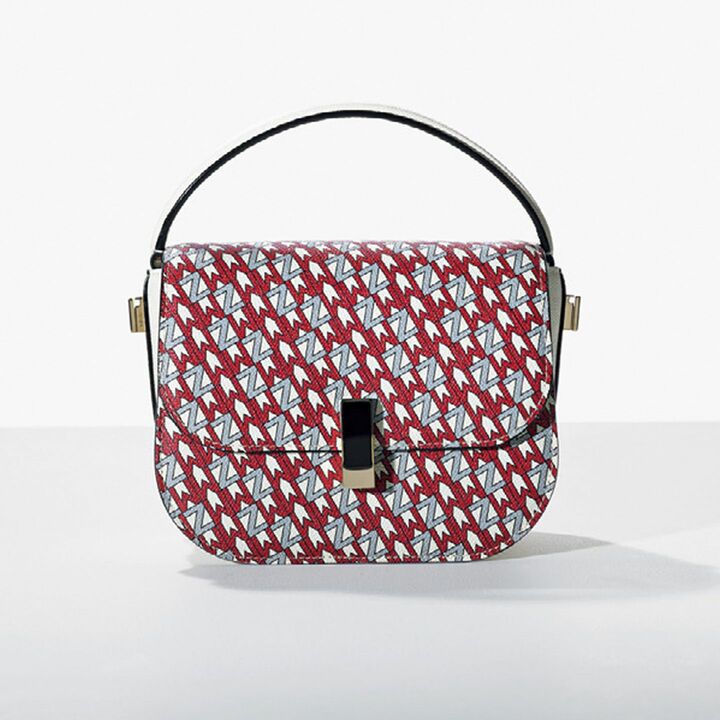 「MZ」のイニシャルをオーダーすればこんな柄に。ハンドバッグ［縦15×横20×マチ10cm］￥410,000＋デザイン料￥18,055（ヴァレクストラ・ジャパン）