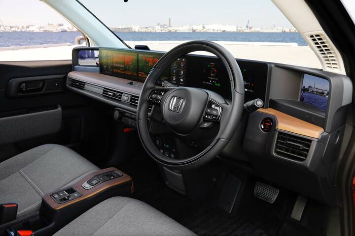 心躍るインテリア。サイドカメラの画像はコンソール左右のモニターに表示される。ミラーを目視する場合との違和感が少なく、とても見やすい。