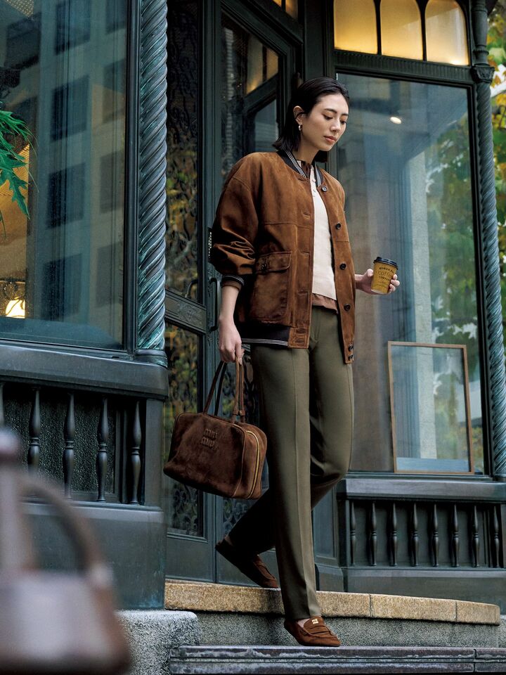 ミュウミュウのウエアを着用したモデルの土屋巴瑞季さん