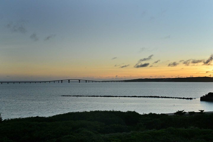 沖縄県・宮古島の夕暮れどきの景色