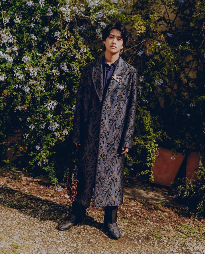 エトロの「2025 ホリデーコレクション」ウエアを纏ったグローバル ブランド アンバサダーを務める高橋海人さん