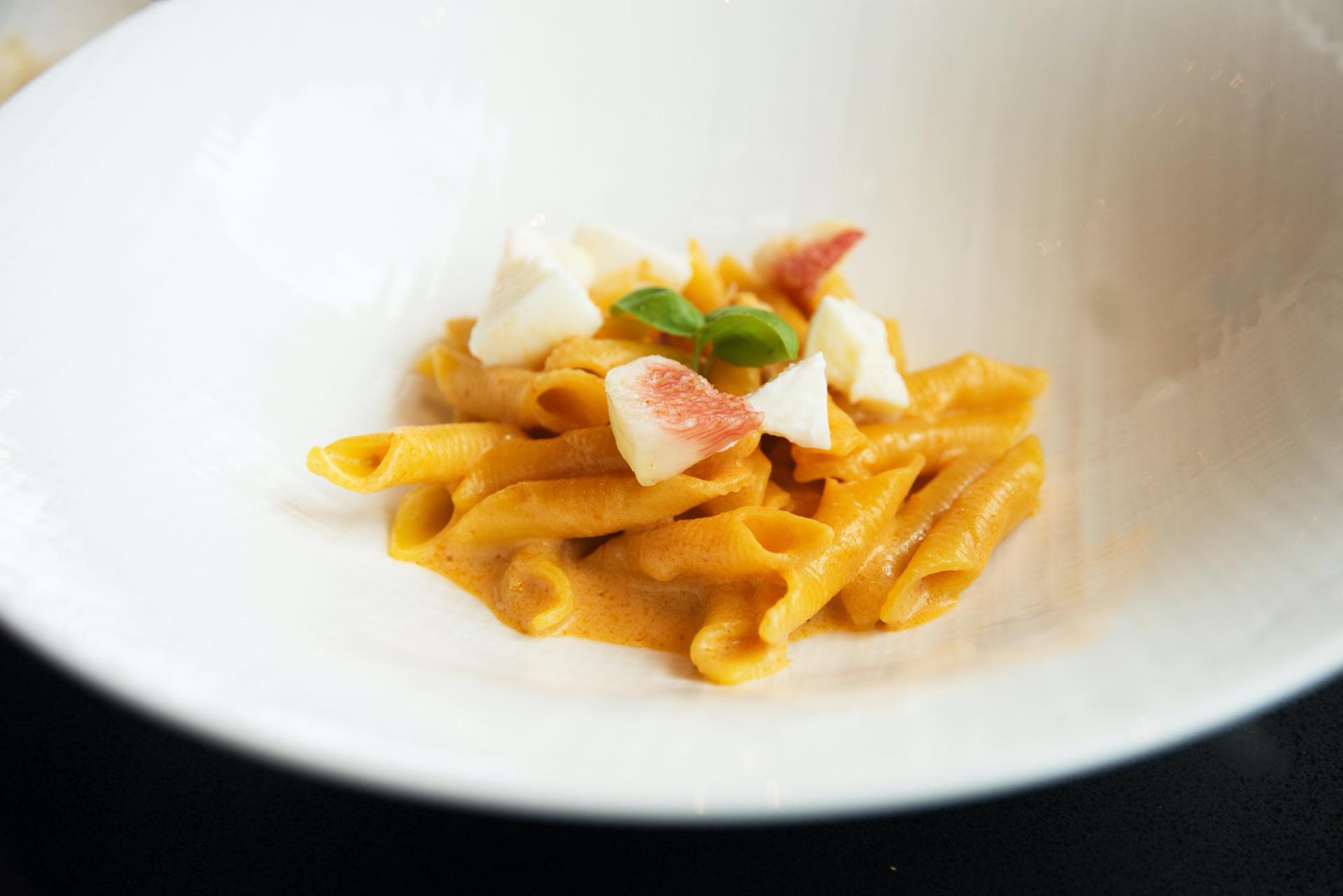 食べ応えある手打ちパスタ「ガルガネッリ」この日はシチリア風にアーモンドを使ったソース。