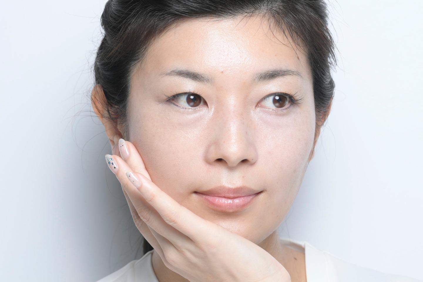みずみずしく保湿力のあるリキッドファンデーションを選び、大豆ひと粒分を素早く広げて。