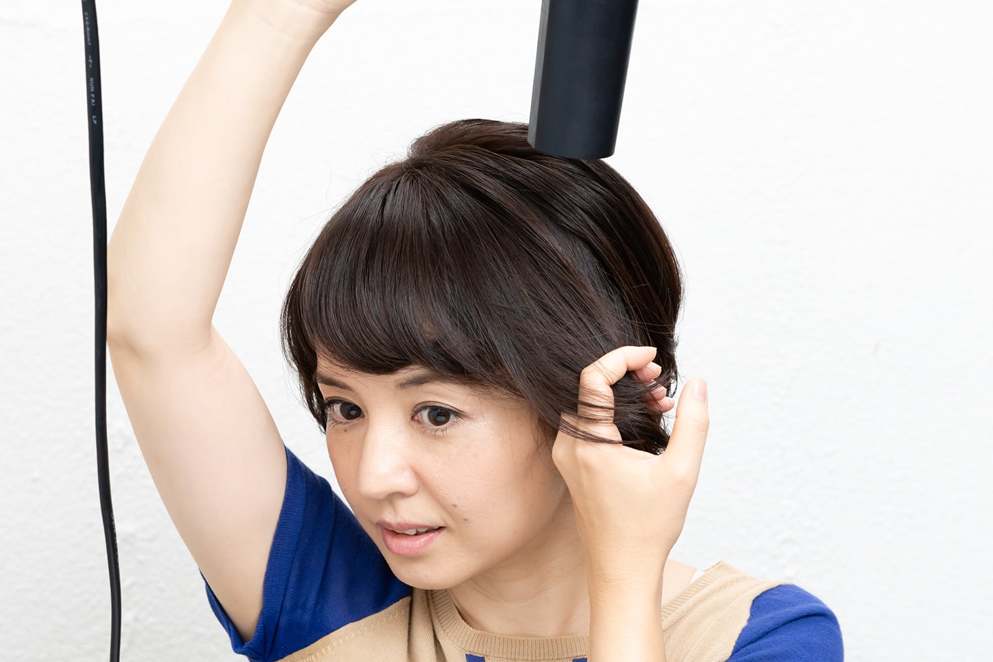 ドライヤーは後ろからあてるのがポイント。