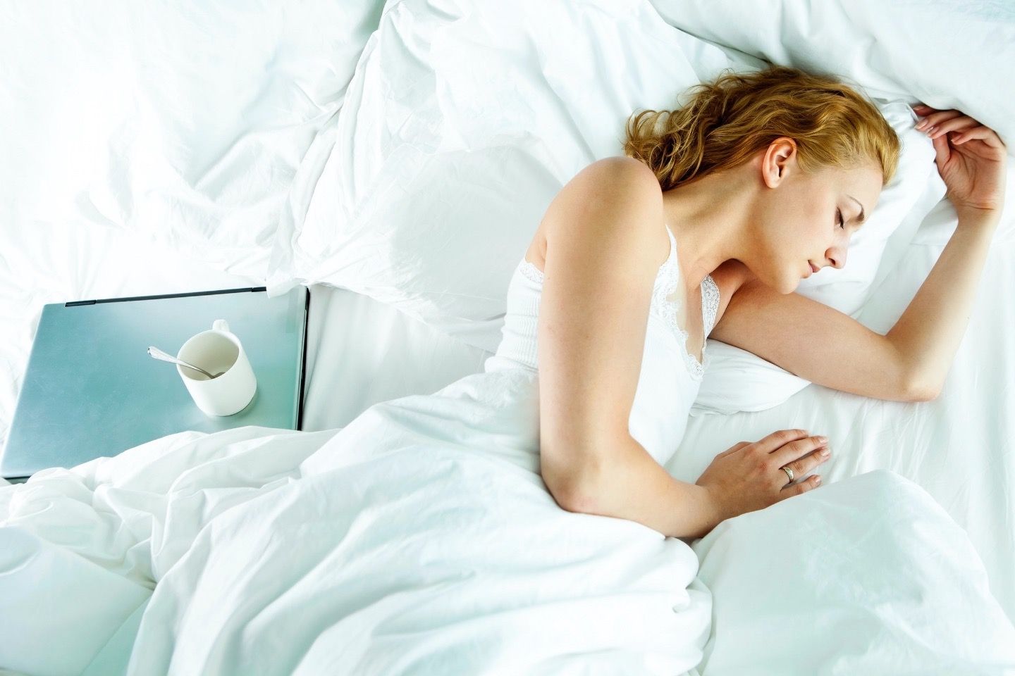 睡眠不足や浅い眠りは皮脂分泌を増加させます。