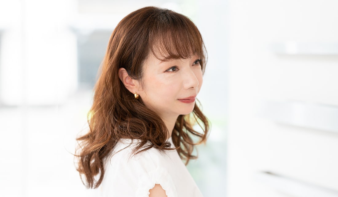 うねって広がるロングヘアは「縦巻き」にすれば自然に仕上がる