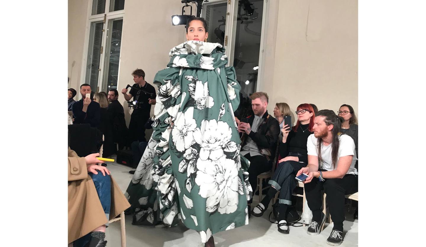 2018年パリ・オートクチュール・コレクションのヴァレンティノのランウェイに登場した花柄ドレス