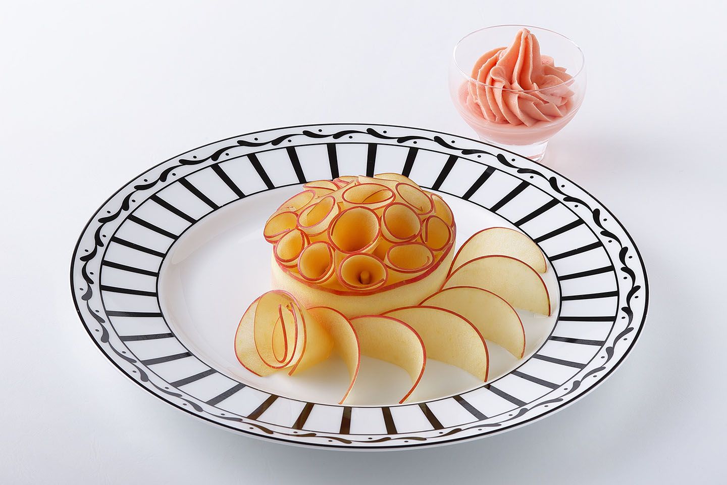 最高に優雅な時間を味わえる！「カフェ ディオール バイ ピエール・エルメ」の冬スイーツ5選 | Precious.jp（プレシャス）