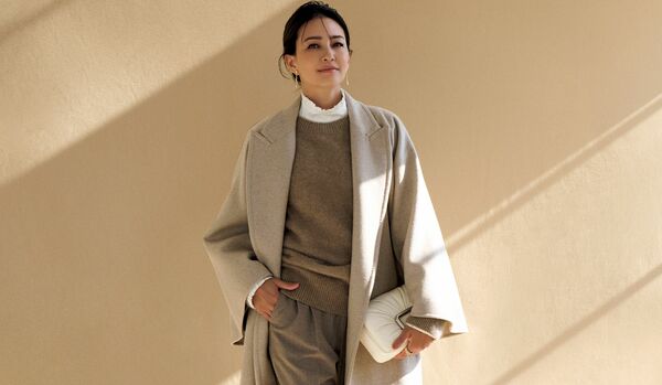 上品グラデーションでニュアンスを重ねる、洗練「なじませ」レイヤードスタイル｜大人かわいい襟元でクリアに引き締めて