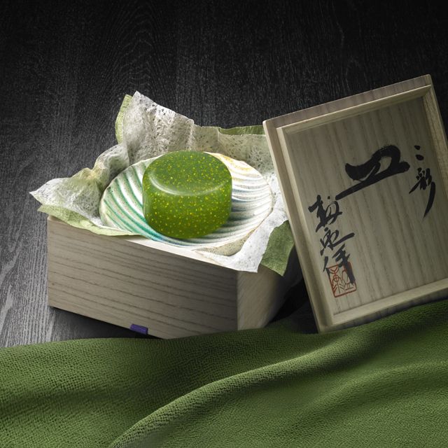 写真:120g ¥45,000(税込)桐箱入り風呂敷包み 木村盛康作・三彩皿付き
