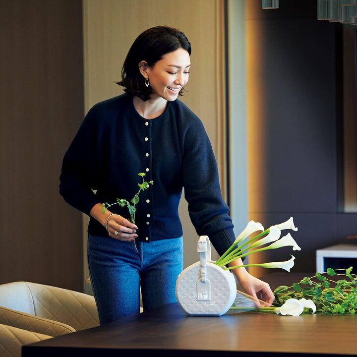 ルイ・ヴィトン〟のフラワーベース 〝ルイ・ヴィトン〟のクラシカルなバッグ『ボワット・シャポー』を再解釈した、磁器のフラワーベース。モノグラム・パターンのエンボス加工から、ハンドルやネームタグ、ジップなどの細部にいたるまでこだわりが光る。こんなチャーミングなデザインは、眺めているだけで自然と人を笑顔にしてくれるもの。〝花を生ける〟という日常の作業でさえもクリエイティブに昇華されるので、ハイセンスな友人へのギフトに選びたい。フラワーベース『ヴェース・ポーセリン』［縦26.5×横17.5×マチ8㎝］￥188,100・ニット￥279,400・パンツ￥116,600・イヤリング￥1,221,000・ブレスレット￥1,072,500・リング￥682,000（ルイ・ヴィトン）