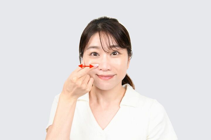 頬を人差し指と親指でつまみ、10秒ずつ揺らす