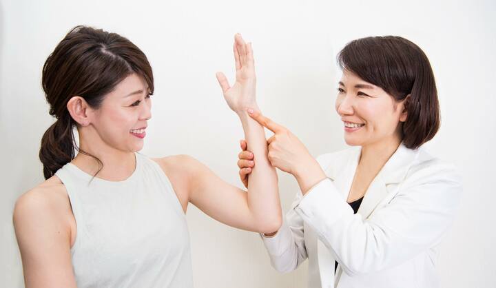 イライラを落ち着かせる「合谷」のツボを押している