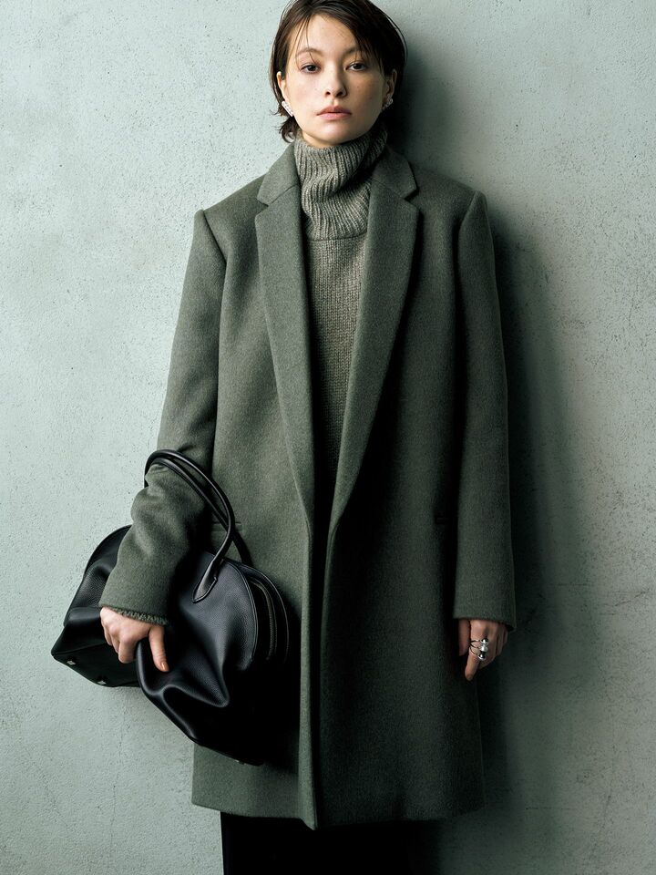 「ザ・ロウ」のコートを着用したモデルの太田莉菜さん
