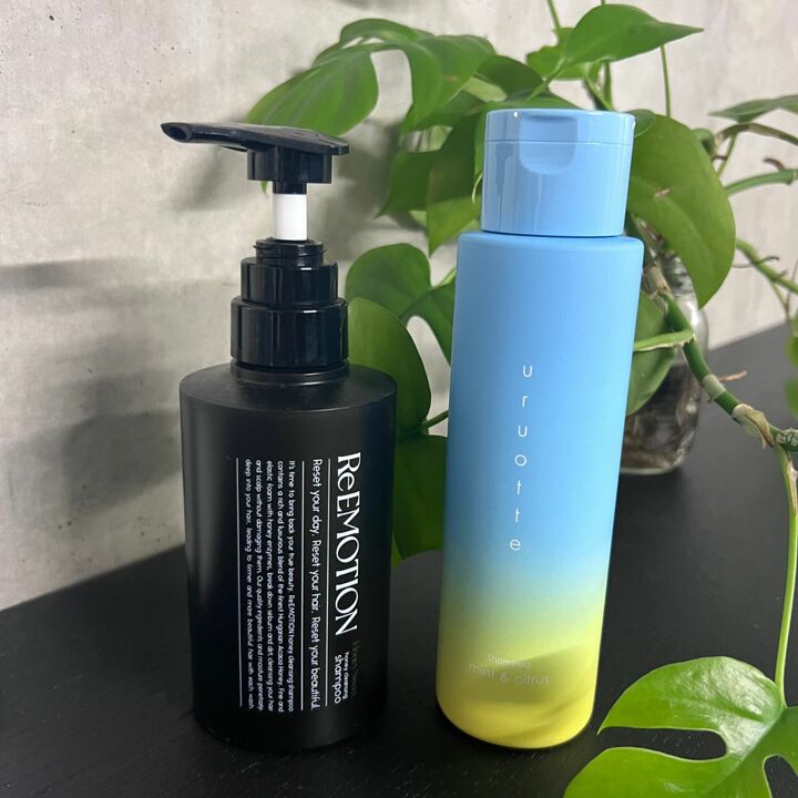 左/ReEMOTION ハニースイートクレンジングシャンプー Honey&Sweet 300ml ¥4,620(6月1日発売) 右/uruotte ナチュラルシャンプー ミント&シトラス 250ml ¥3,520