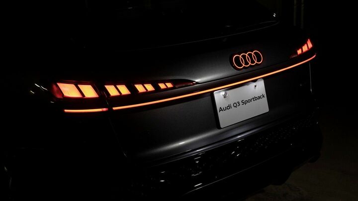 ライト点灯時の後ろ姿。モダンな印象で後続車両へもしっかりアピール。