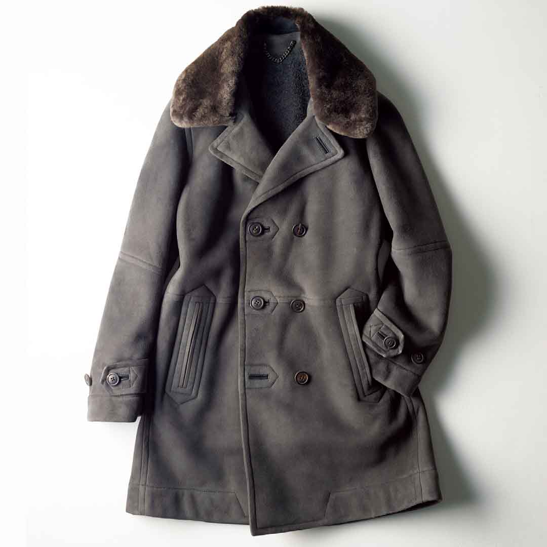 1950年代のアーカイブから着想を得たカーコート。メリノ種の最高級ムートンは、一見重厚に見えるが抜群に軽く、しかもやわらかい。アクセントの大きな襟はなんとビーバー製で、取り外しも可能。実に嗜好性の高い、ロマン搔き立てる一着だ。¥570,000(リシュモン ジャパン〈ダンヒル〉)