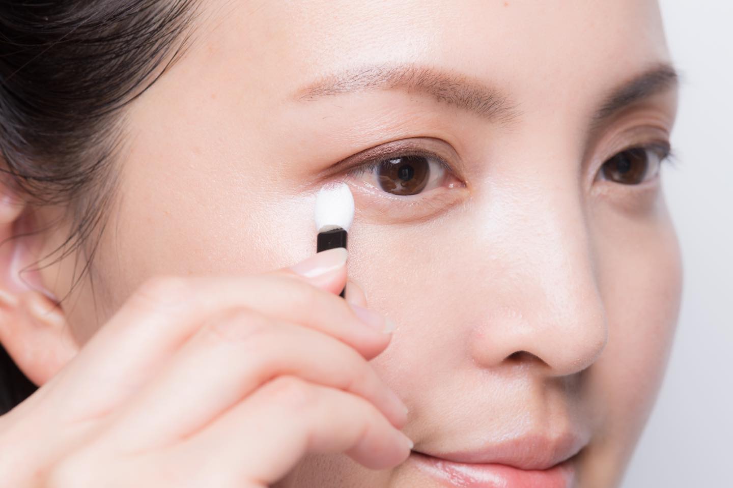 アイラインを引く要領でチップをスッと動かし、色をしっかりめにのせるのがポイント。