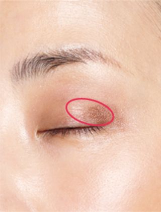アイホール全体に塗布したら、目尻のみに重ねづけを。陰影で、引き上げ効果が。