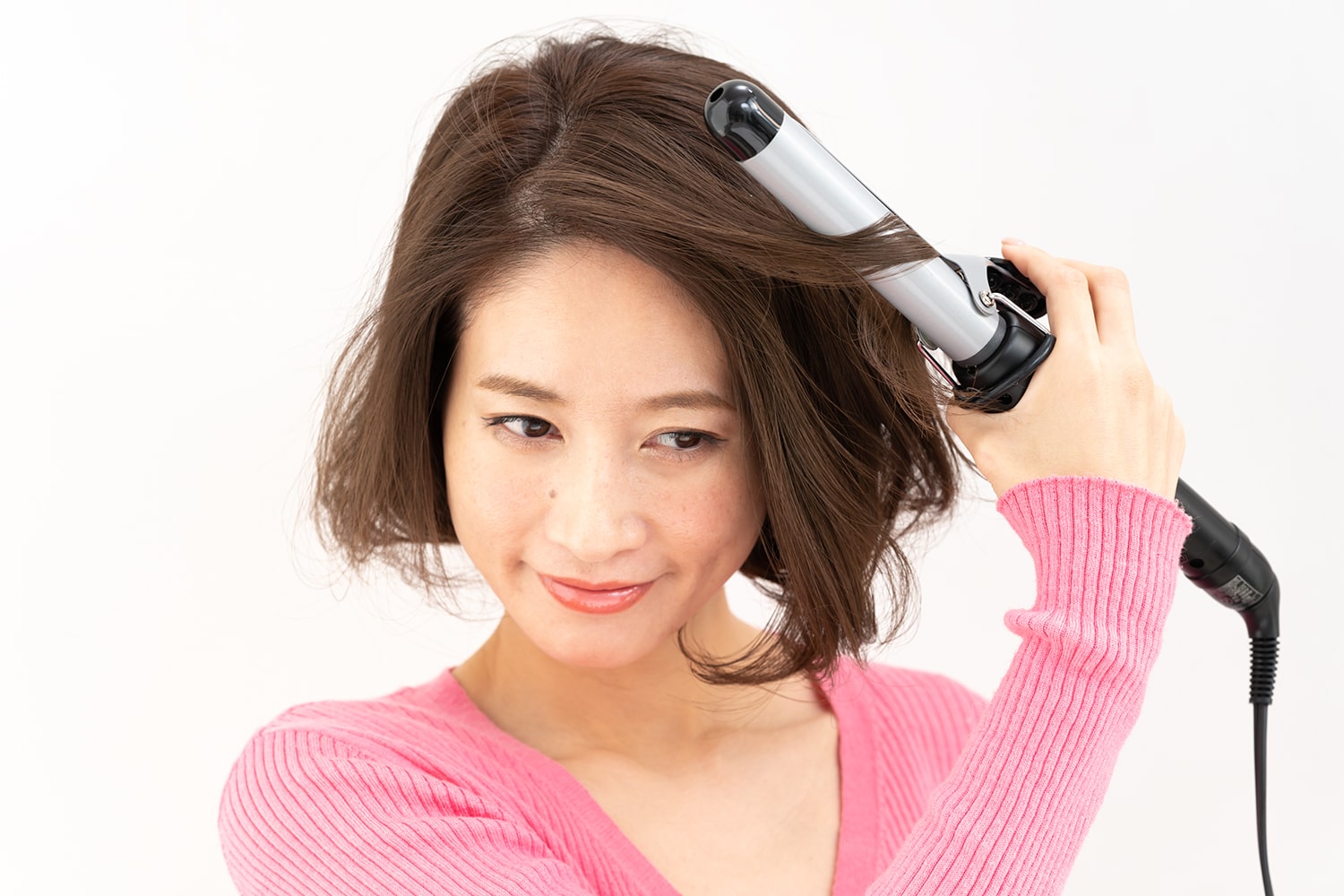 前髪、トップ、表面は毛束の中間だけワンカール。毛束は細めにランダムに取って。