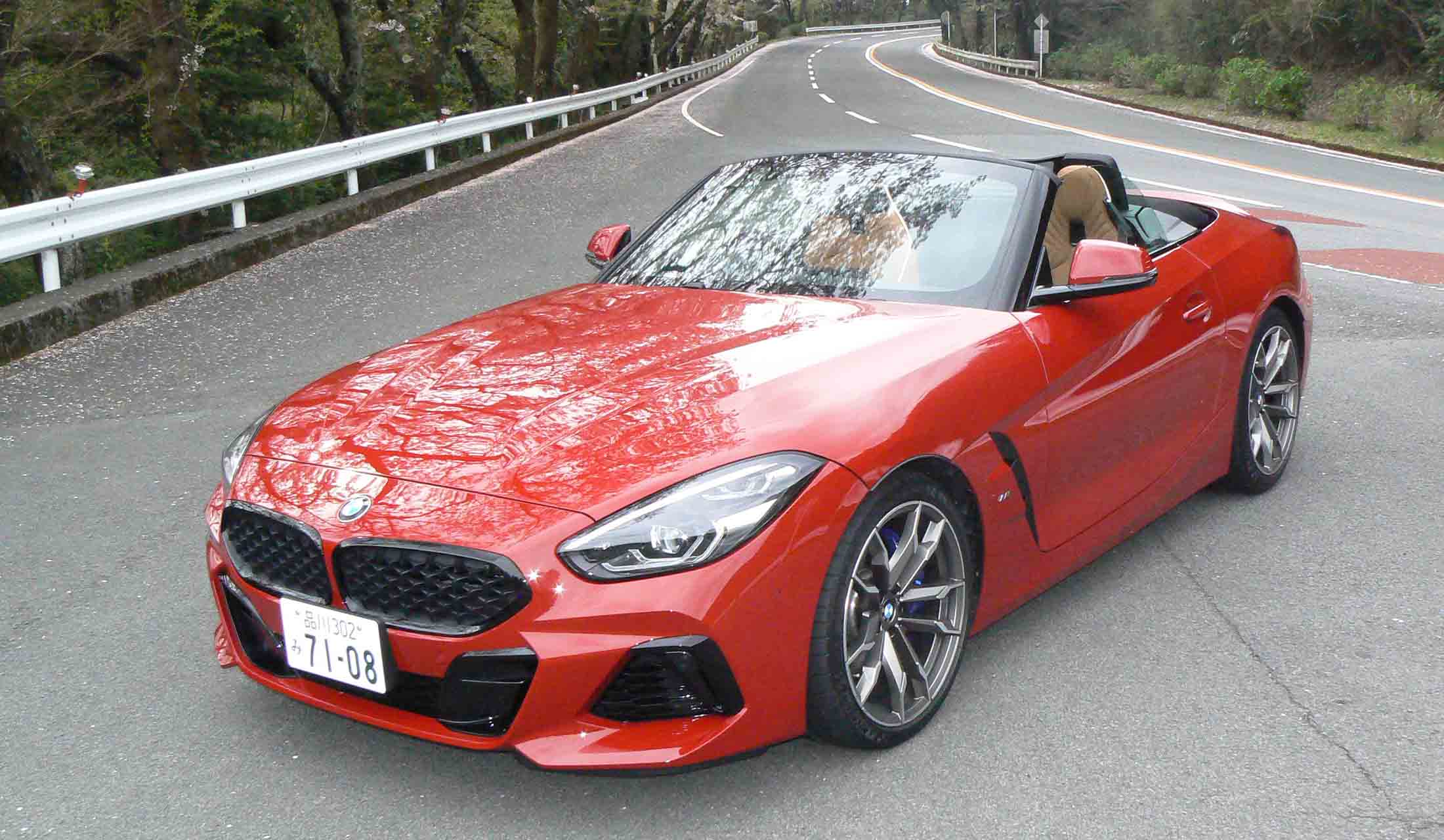 ライトの間にある、鼻のようなデザイン(キドニーグリルと呼びます)でおなじみのBMW。航空機のエンジンをつくっていた歴史を持ち、「Z4」もアクセルを踏むと軽快な音でエンジンが回り、気持ちいい風を受けて加速していきます。¥5,800,000〜(税込)