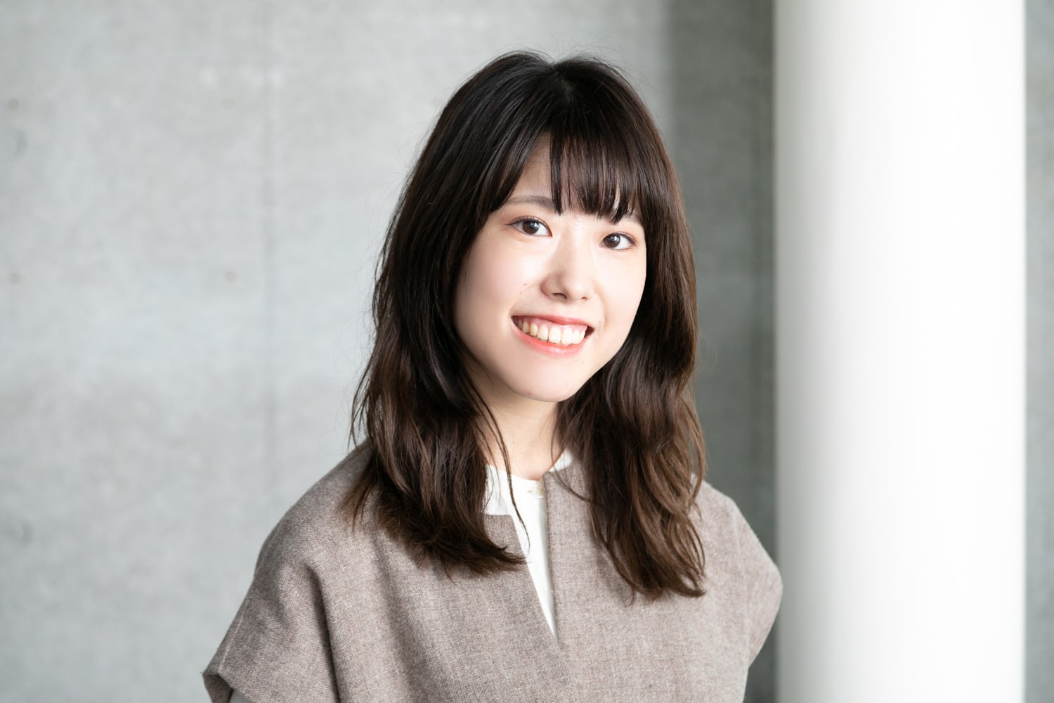 MAGNOLiA スタイリスト・HINATAさん。最近のリラックスタイムは、動物の動画を見て過ごしているそう。「とくにパンダとネコの癒やし動画にハマっています。実家で飼っているネコの動画を見ると、心が休まります」Instagramアカウント@magnolia_hinata