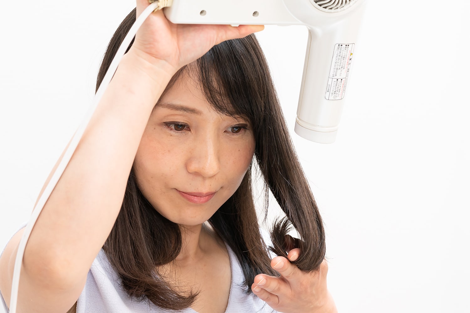 パーマがかかっているので指先で丸めるだけで束感のあるウエーブが復活。