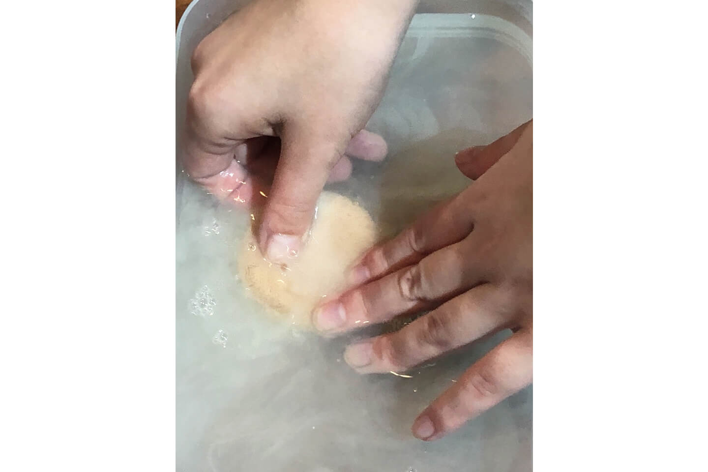 洗面器で汚れを押し出すようにすすぎます