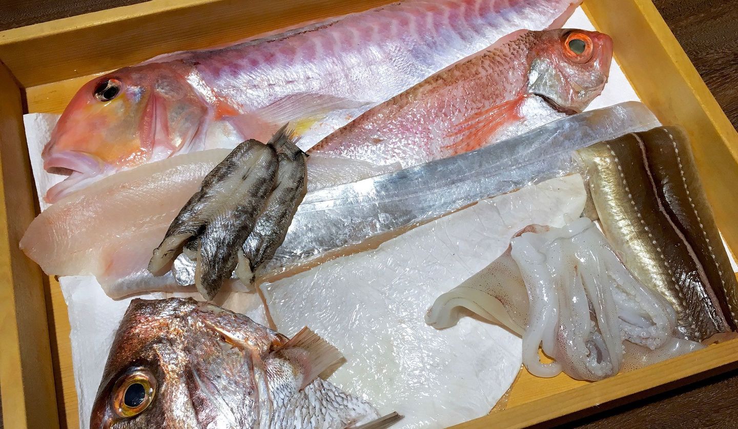 魚三昧「十石かじはら」で調理される新鮮な魚たち
