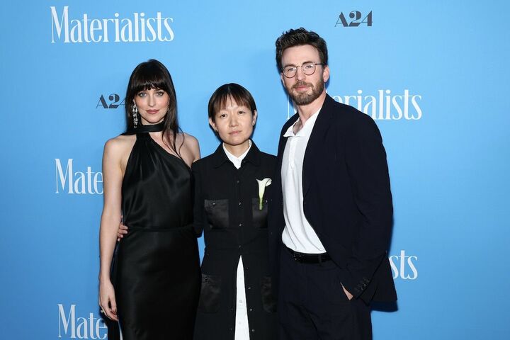 監督のセリーヌ・ソン（中央）、共演のクリス・エヴァンス（右）と。