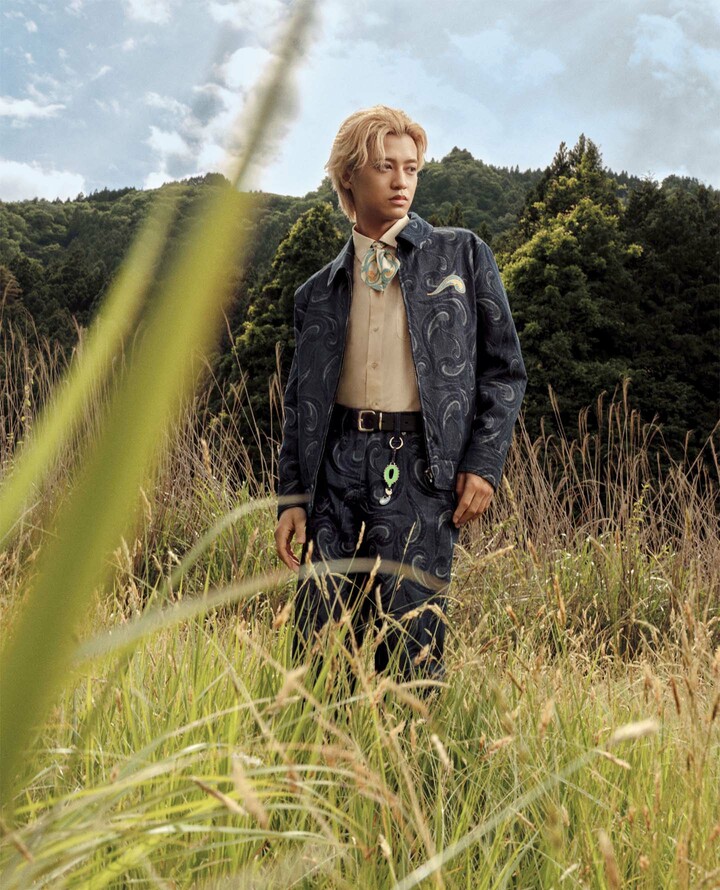 カプセルコレクション「ETRO perKaito Takahashi」のコレクションウエアを纏った高橋海人さん