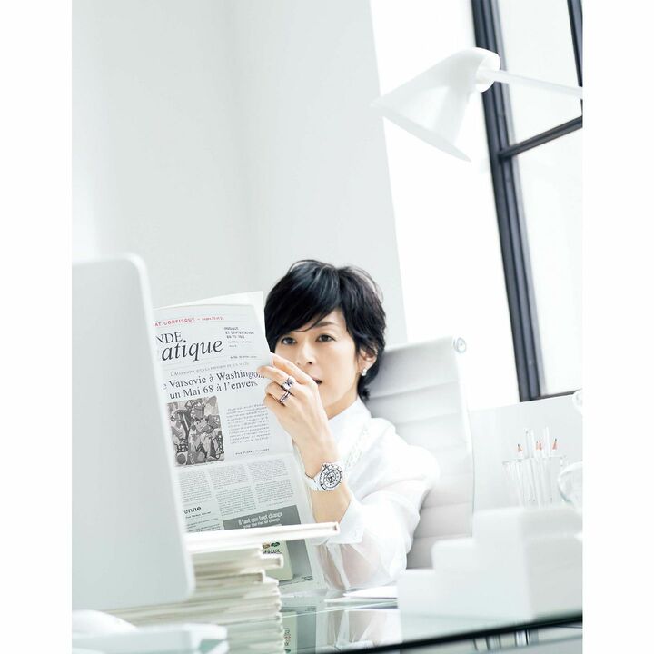 時計￥775,000・イヤリング￥555,000・リング〈中指〉￥364,000・〈薬指／指先から〉￥227,000・￥157,000（シャネル）、シャツ￥136,000（キートン）　［Precious2019年7月号183ページ］