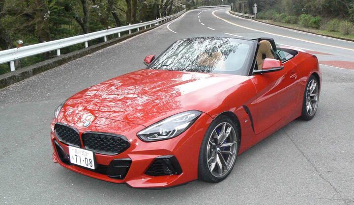 ライトの間にある、鼻のようなデザイン(キドニーグリルと呼びます)でおなじみのBMW。航空機のエンジンをつくっていた歴史を持ち、「Z4」もアクセルを踏むと軽快な音でエンジンが回り、気持ちいい風を受けて加速していきます。¥5,800,000〜(税込)
