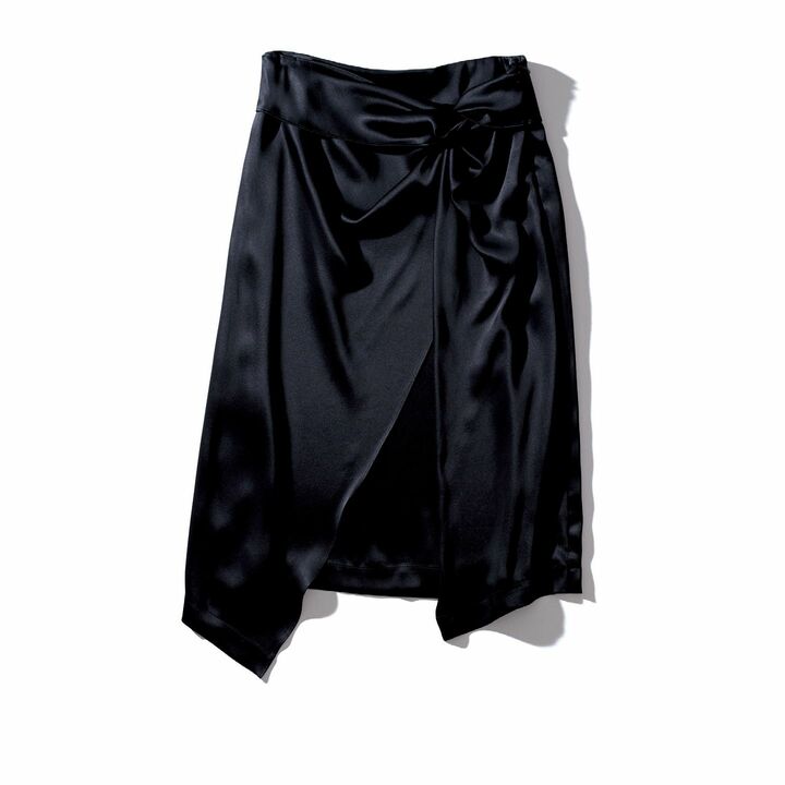 なめらかで艶やかなサテン風の素材。タイトスカートにギャザーを施した生地を重ねたラップ風デザイン。スカート￥151,000（ブルネロ クチネリ ジャパン）　[Precious2019年4月号112ページ] 