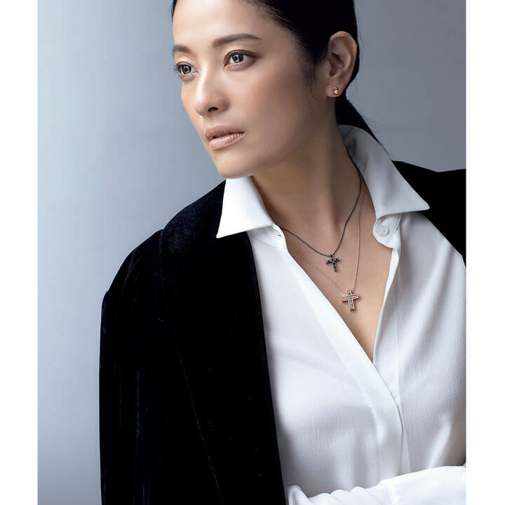 『ベル エポック』ネックレス[ピンクゴールド×ブラウンダイヤモンド]￥406,000・[ホワイトゴールド（ブラックブルニート加工）×ブラックダイヤモンド]￥379,000・『グリフ ロゴ』ピアス[ピンクゴールド×ダイヤモンド]￥320,000（ダミアーニ 銀座タワー）　ジャケット￥58,000・ブラウス￥52,000（アノア<リビアナ・コンティ>）