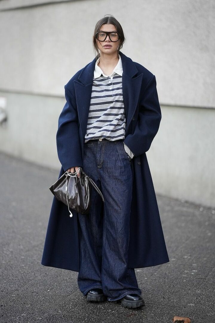 ボーダーの等間隔なリズムが効いて、知的なネイビーも軽快な印象に。