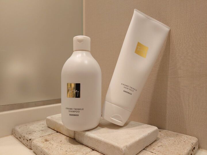 ハホニコ キラメトゥインクル シャンプー 300ml ￥2,420、同 ヘアパック 240g ￥2,420（サロン専売品）