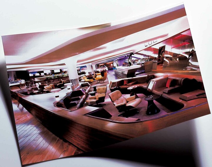 ヴァージンアトランティック航空のアッパークラス専用ラウンジで正式名称は［THE CLUBHOUSE］。同社の会長、サー・リチャード・ブランソンの「搭乗前に最高のひとときを過ごしてもらえるように、ラグジュアリーで革新的なサービスを」との思いから誕生した。他のエアラインのラウンジとのあまりの違いに、初めて利用するものは必ず度肝を抜かれる。コンシェルジュが常駐し、ホテルやレストランの予約も可能。また英国のエアラインらしく、靴磨き職人が常駐しているのもうれしい。ヒースロー空港では、ヴァージンアトランティック航空専用の出国ゲートもあり、ワンランク上のサービスが話題だ。