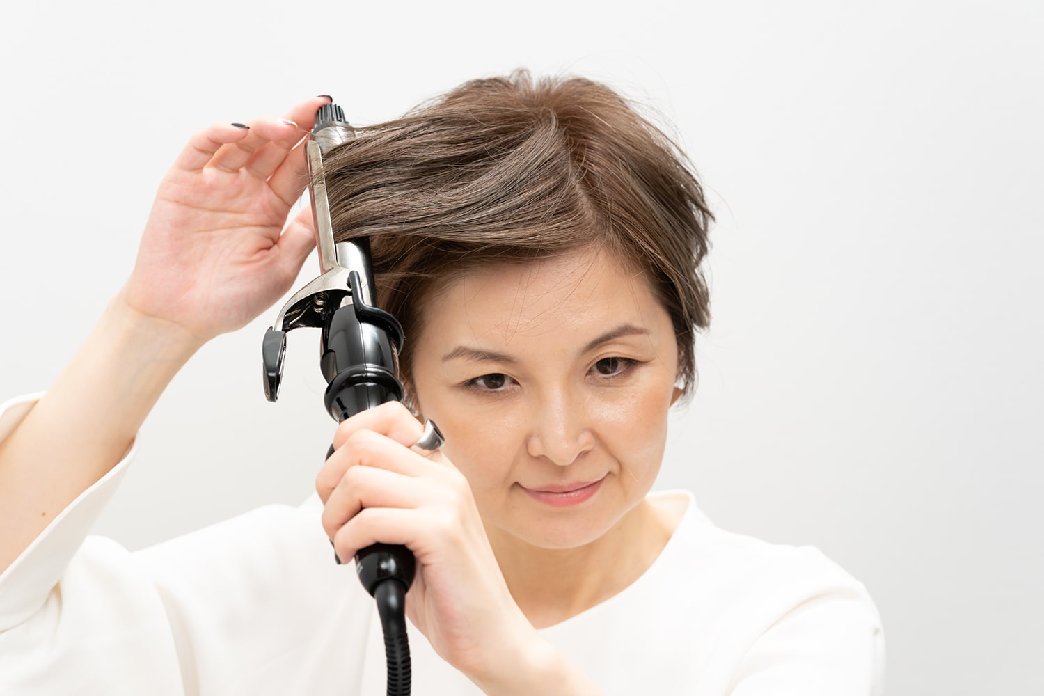 アイロンは25mmを使用。前髪とフロントの毛先を内巻きにすることで、髪の表面に動きをプラス。