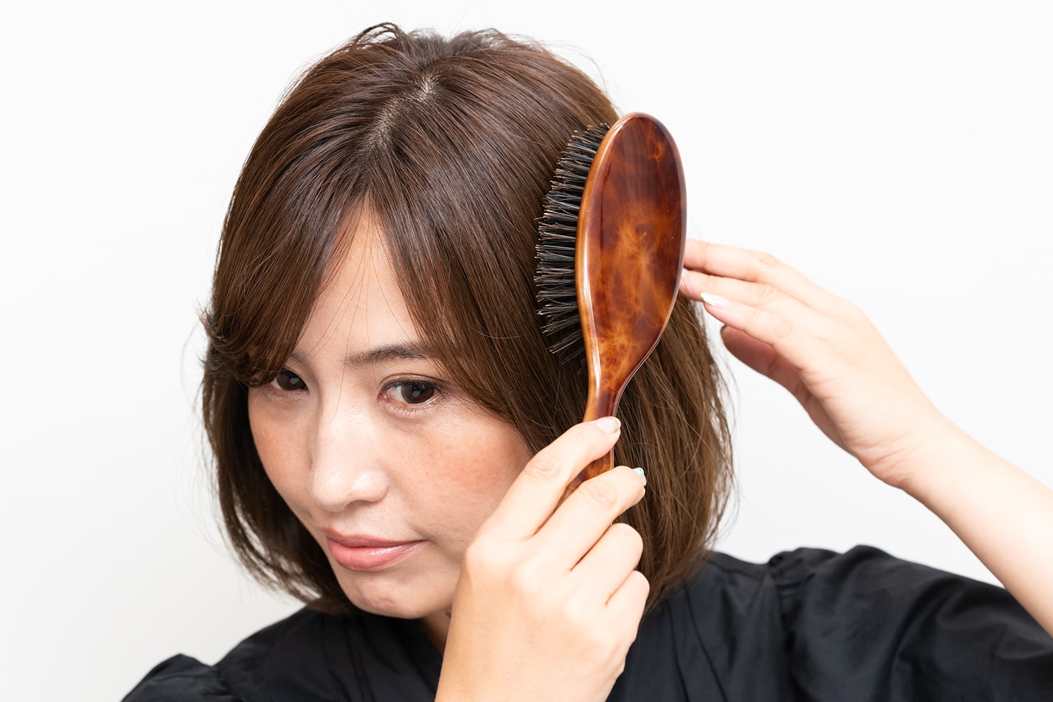 毛束の中間から毛先にかけて、ブラッシングするとツヤが出る。